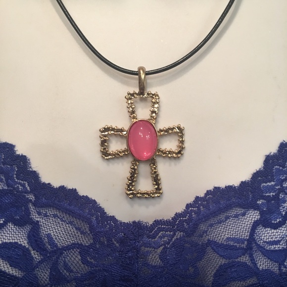 🆕Gold & pink pendant cross on leather necklace - Picture 5 of 8